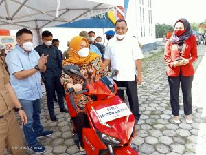 Plt Bupati Koltim, Hj Andi Merya Nur Ingin Miliki Motor Listrik Gesits Untuk Dipakai di Rumah