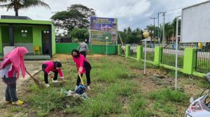 HUT Bhayangkara 75, Polsek Onembute Gelar Baksos Kerja Bakti dan Bagi Sembako