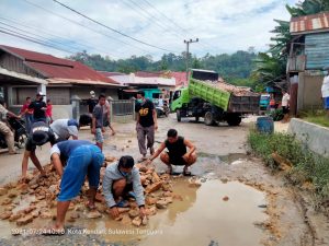 Jalan Kendari Caddi Rusak, Aksan Jaya Putra Sumbang Material Batu