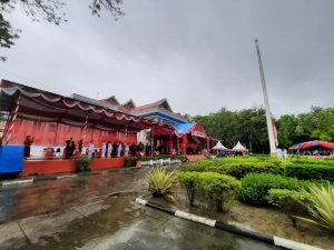 Meski Diguyur Hujan Deras, Upacara Penurunan Bendera HUT RI Berjalan Lancar