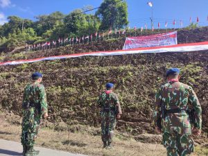 Semangat Kemerdekaan, Brimob Polda Sultra, TNI dan Manggala Agni Bentangkan Bendera di Puncak Wolasi