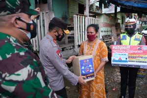 Buruh Pelabuhan dan Pemukiman Nelayan Jadi Sasaran Aksi Bakti Sosial TNI-Polri di Kendari