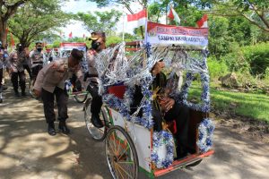 Unik, Kapolres Konawe Naik Becak Lepas Dua Purnabakti di Mapolres