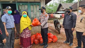 Sinergi Ditengah Pandemi, Polsek Onembute dan Dinsos Konawe Bagikan Bansos Warga Isoman