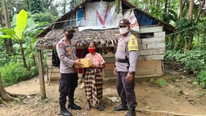 Peduli Ditengah Pandemi, Polsek Onembute Bagikan Paket Sembako Kepada Warga