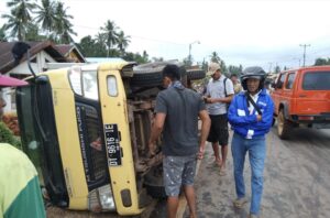 Kecelakaan Lalu Lintas di Konawe, Mobil Box Terbalik Usai Tabrak Mobil Toyota Etios