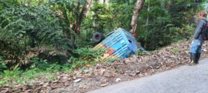 Sopir Diduga Mengantuk, Mobil Truk Terjun ke Jurang