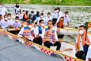 Presiden Joko Widodo Resmikan Bendungan Ladongi dari Atas Perahu Naga