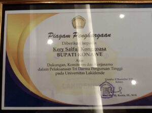 Komitmen dengan Pendidikan, Bupati Konawe diberi Penghargaan dari Universitas Lakidende