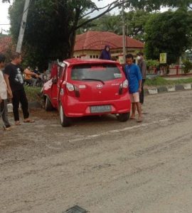 Minibus Hantam Tiang Lampu Jalan, Sopir Luka Ringan, Kerugian Belasan Juta