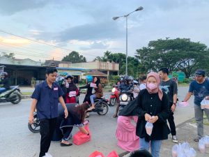 Komunitas Pemuda Netizen Sumpuh Konawe Berbagi Berkah Takjil Jelang Buka Puasa