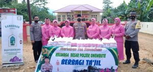 Polsek Onembute Bersama Bhayangkari Berbagi Takjil Jelang Buka Puasa Kepada Masyarakat