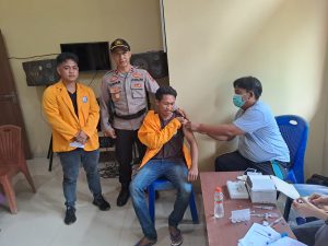 HUT Bhayangkara ke-76, Polsek Onembute Gelar Vaksinasi Massal Berhadiah Minyak Goreng