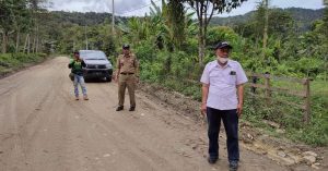 Plt Bupati Perbaiki Jalan di Gunung Ambapa Koltim, Masyarakat: Jalan Mulus Hati Senang