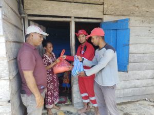 PMI Butur Beri Bantuan Sembako kepada Warga Wantulasi yang Terkena Banjir