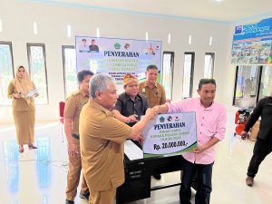 Bupati Konawe Salurkan Bantuan Kepada Pelaku UMKM di Konawe