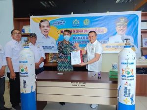 Peduli Kesehatan, Ketua Kadin Konawe Yusran Akbar Serahkan Bantuan 50 Tabung Oksigen di RS Konawe