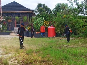 Sambut HUT ke-77 Korps Brimob Polri, Brimob Polda Sultra Gelar Kerja Bakti di Rumah Ibadah