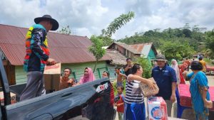 Plt Bupati Koltim Turun Langsung Bantu Korban Banjir di Lalolae