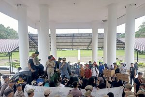 Gema Masyarakat Bersatu Unjuk Rasa di Kantor Bupati Konawe Minta Lurah Asinua Kecamatan Unaaha Dicopot