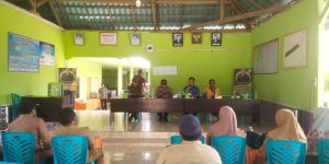 Gelar Jumat Curhat, Kapolsek Onembute Menjawab Masukan Warga