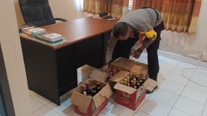 Polisi Gagalkan Puluhan Botol Miras Masuk Kawasan Pantai Toronipa