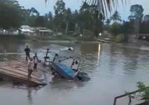 Mobil Pick Up Tengelam di Penyebrangan Pincara Desa Laosu Konawe