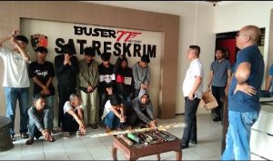 Puluhan Anggota Geng Motor Brutal Keroyok dan Tikam Warga