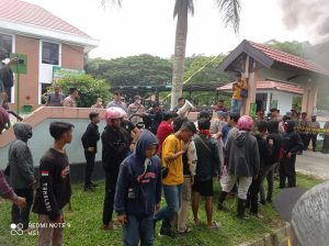 Tak Ditemui Ketua PN Unaaha, Masa Memaksa Masuk Dengan Lompat Pagar