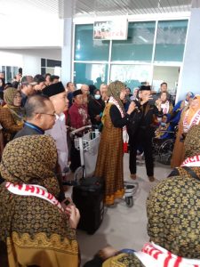 Wakil Ketua DPRD Konawe Lepas Jamaah Umrah PT Arminareka Perdana, Ingatkan Jaga Kesehatan
