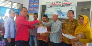 Wakil Ketua DPRD Konawe Serahkan SK dan Sertifikat Perangkat Adat Kelurahan Tuoy