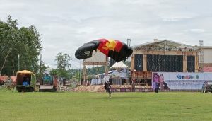 Latihan Para Penerjun Pengibar Bendera Jadi Hiburan Masyarakat