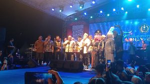 Iwan Fals Berhasil Hibur Masyarakat Saat HUT Konawe ke-63, Ali Mazi: Nanti Undang Lagi di HUT Sultra