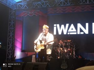 Dipadati Penonton, Konser Iwan Fals Menjadi Lautan Manusia Pada Peringatan HUT Konawe ke 63
