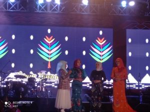 Malam Puncak HUT Konawe ke-63, PKK Konawe Launching Desain Busana Tenun Motif Daun dan Ulat Sagu