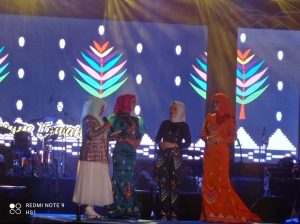 Ketua Dewan Beri Pujian Soal Busana Tenun Motif Ulat dan Daun Sagu Khas Konawe
