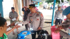 Polres Konawe Bagikan Ratusan Nasi Kotak dan Takjil Kepada Masyarakat