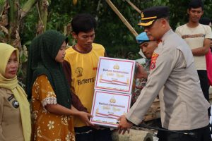 Polres Konawe Salurkan Bantuan Sosial untuk Korban Bencana Alam di Konawe