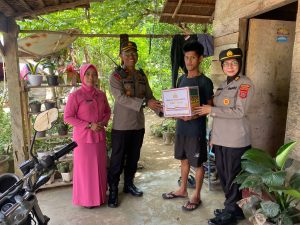 Polres Konawe Salurkan 100 Paket Bansos Kepada Masyarakat Kurang Mampu