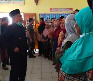 Bupati Konawe Salurkan Ribuan Ton Beras kepada Warga di Pondidaha