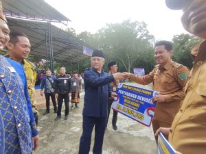 Pemkab Konawe Serahkan Secara Simbolis Dana Dividen BPR Bahteramas Konawe kepada Kepala Desa