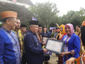 Momen Hardiknas, Bupati Konawe Berikan Penghargaan Kepada 5 ASN Berdedikasi