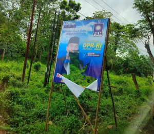 Baliho Bacaleg DPR RI Partai PAN Dirusak Orang Tak Dikenal