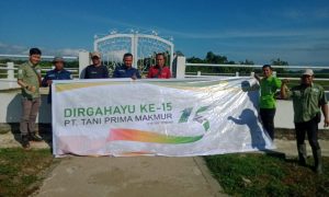HUT ke-15, Karyawan PT TPM Gelar Bakti Sosial Bersihkan Makam Raja Pakandeate