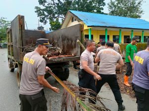 Polres Konawe dan Masyarakat Bersatu dalam Kegiatan Peduli Lingkungan
