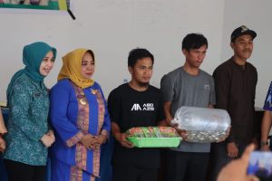 Pemkab Koltim Beri Bantuan Benih Sayuran dan Ikan ke Petani Desa Lara