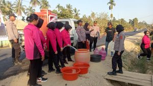 Musim Kemarau Polres Konawe dan Bhayangkari Distribusi Air Bersih Kepada Masyarakat