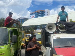 Ratusan Sopir Dum Truck Asal Konawe Geruduk Kantor DPRD Sultra