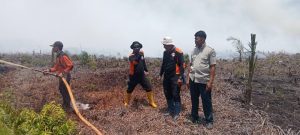 Lintas Sektor Bersama Padamkan Karhutla di Desa Wesalo Kolaka Timur