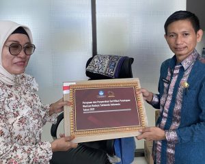 Dikbud Konawe Terima Sertifikat Warisan Budaya Tenun Tradisional Khas Konawe
